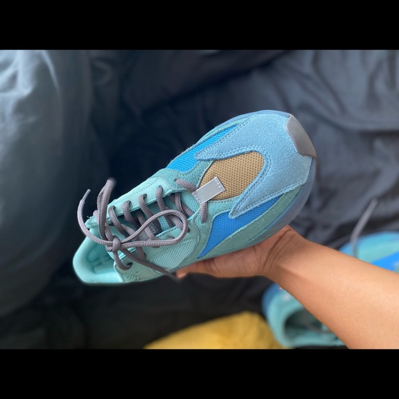 Yeezy 700 mens 8.5 womens 9 main image 2